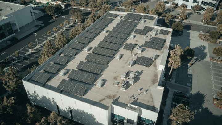 Zonnepanelen plat dak kosten